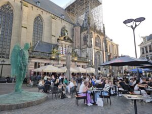 Bij de Engel op de Grote Markt start de fietsroute over de Twentseweg vanaf Zwolle