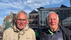 Fietstocht Twentseweg - afsluiting in Zwolle met de schrijvers van het boek Herman Overkamp en Gerard Vloedbeld. Credit Omheining.